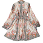 🌸 Élégance intemporelle – Robe mini à col montant et imprimé floral romantique 🌷